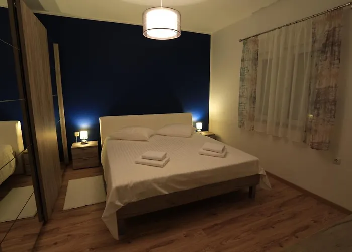 House With A Swimming Pool - 14133 *